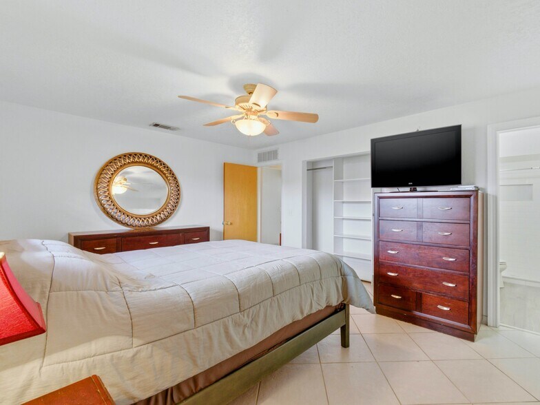 Building Photo - 6611 Venetian Dr