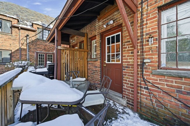 Building Photo - 2 Bedroom, 2 Bath Townhome located directly across from Franklin Park Conservatory