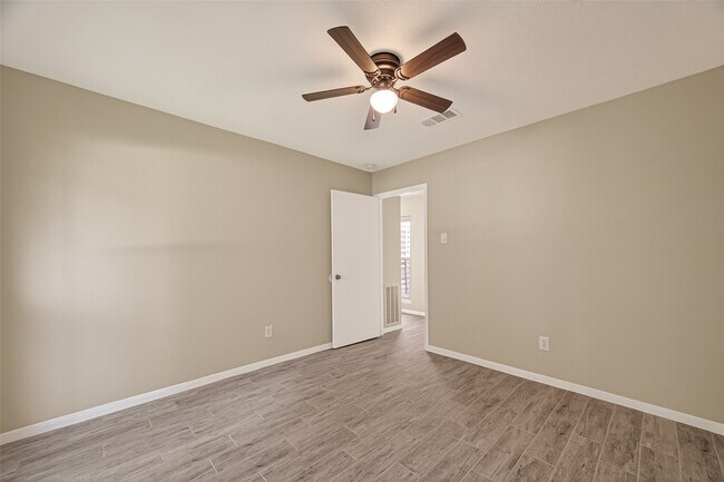 Building Photo - 7527 N Hollow Cir