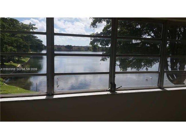 Building Photo - 300 NE 191st St