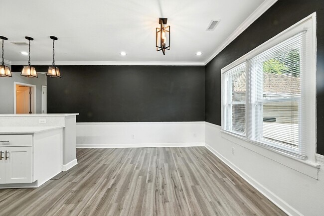 Building Photo - 931 Kenton Ave