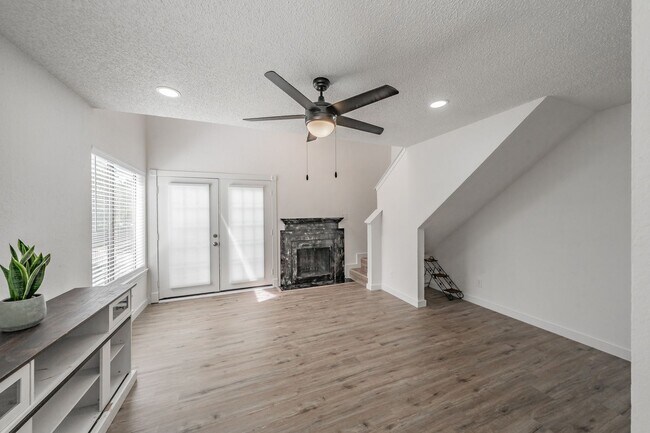 Building Photo - Updated 1-Bedroom Condo in Gated Community...