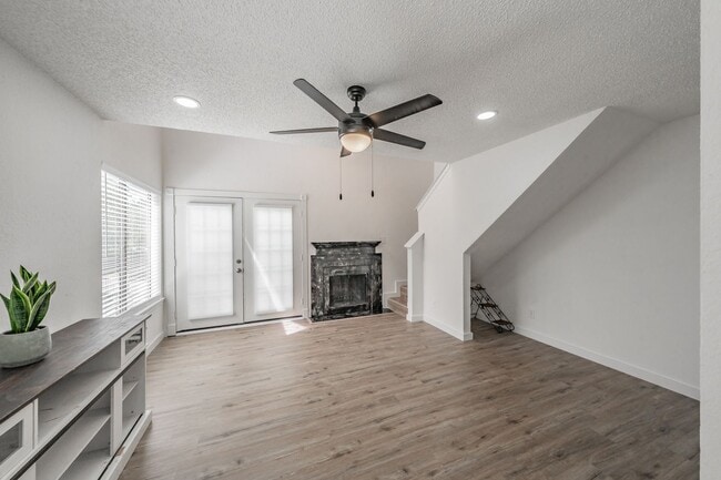 Building Photo - Updated 1-Bedroom Condo in Gated Community – Prime West 7th Location