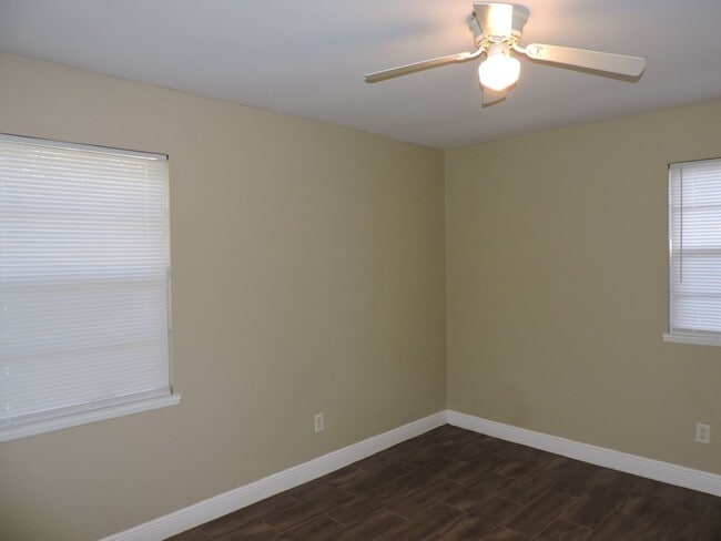 Building Photo - Convenient to NAS and Corry!