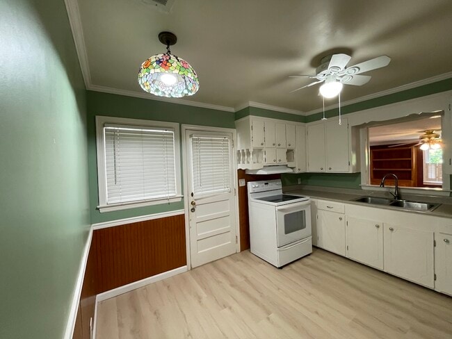 Building Photo - 2208 White Oak Dr