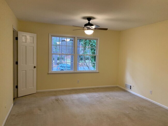 Building Photo - 4 BR 3 BATH in Cedar Creek!