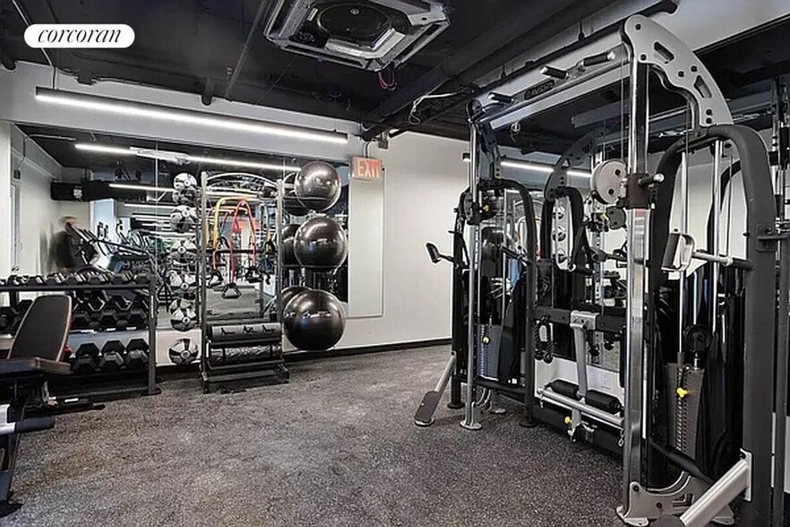 Building Photo - 906 E New York Ave