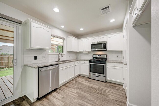 Building Photo - 216 Cassandra Dr