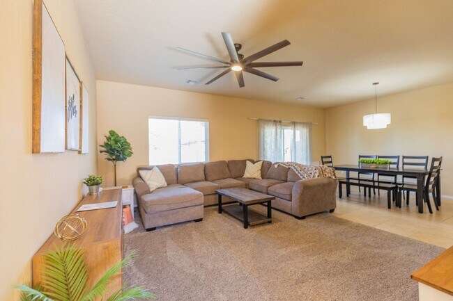 Building Photo - 3 Bed 2 Bath Fully Furnished Home - Pet Fr...