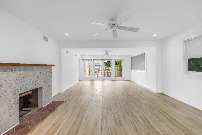 Building Photo - 2605 Pass a Grille Way