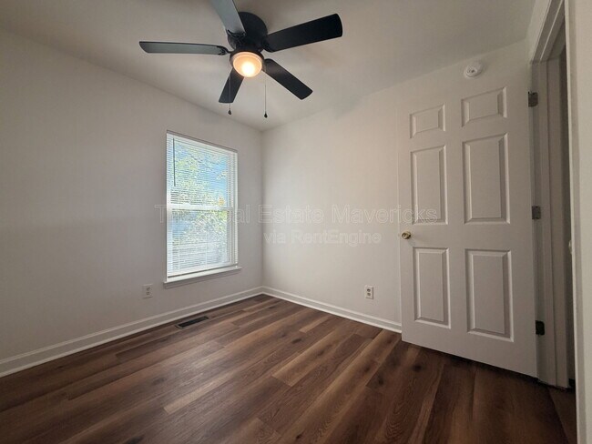 Building Photo - 1080 E Elmwood Dr