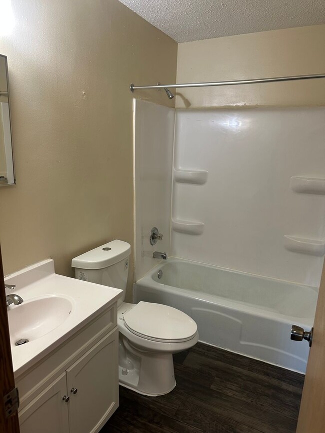 Building Photo - Forestview 2 Bedroom Lower Apartment