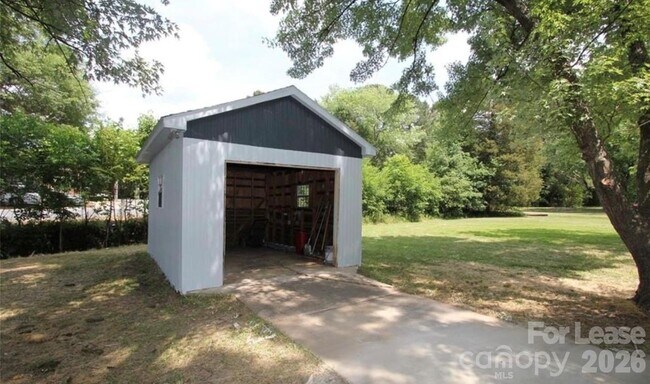 Building Photo - 67 Whispering Pnes Rd