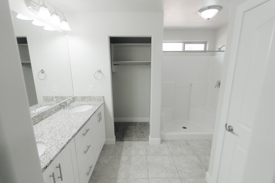Building Photo - 2545 Bella Vista Dr