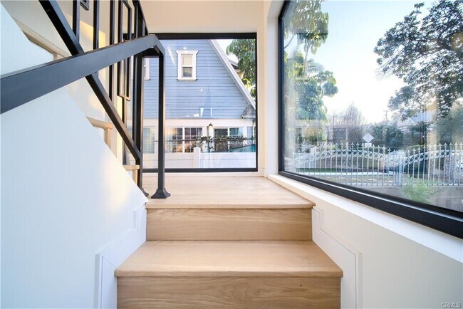 Building Photo - 616 S Mariposa Ave
