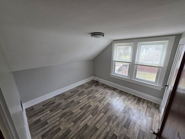 Building Photo - Recently Updated 2 Bedroom House Ready for Move In!