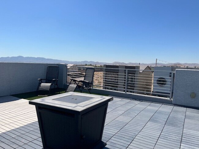 Building Photo - Stylish 3-Story Home with Rooftop Deck & B...