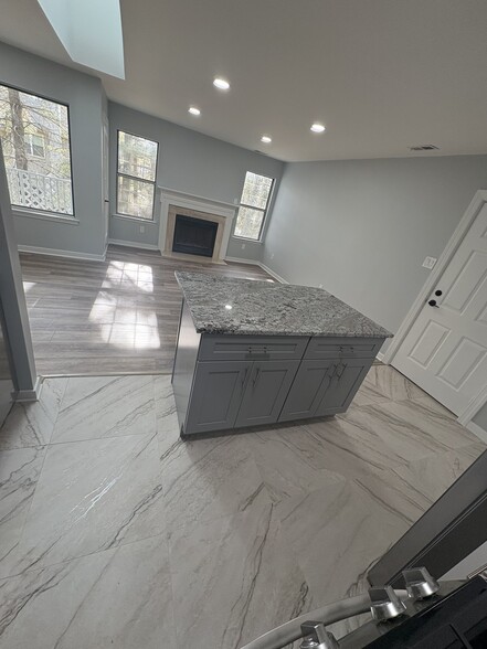 Building Photo - 1304 Diamond Dr