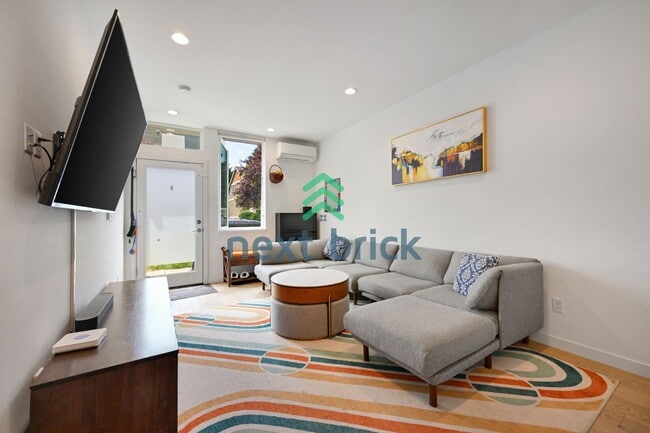 Building Photo - "Spacious 3-Bedroom Townhouse in Seattle's Vibrant Heart – 2 Full Baths & 1430 Sq Ft of Comfort!"