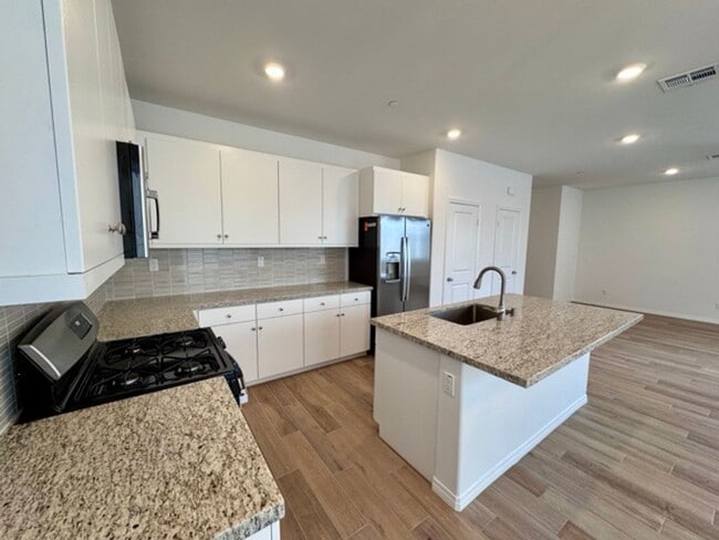 Building Photo - Welcome to Your Brand New 3 Bedroom Solar Home in the Gated Willow Springs Community of Murrieta!