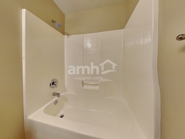 Building Photo - 409 Lakewind Dr