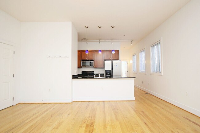 Building Photo - Move-in Ready, Light-Filled Downtown Condo