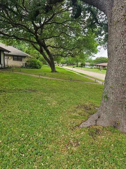 Building Photo - 2720 Westridge Dr