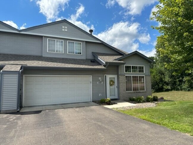 Building Photo - Very Spacious Townhome in great area in Apple Valley. Avail Oct 1