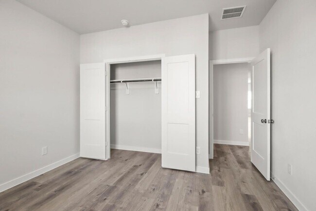 Building Photo - 496 Shoreview Dr