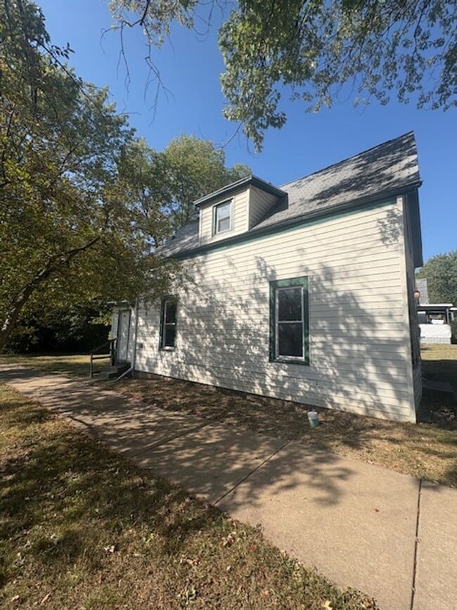 Building Photo - 2 bedroom / 2 bathroom signal family home ...