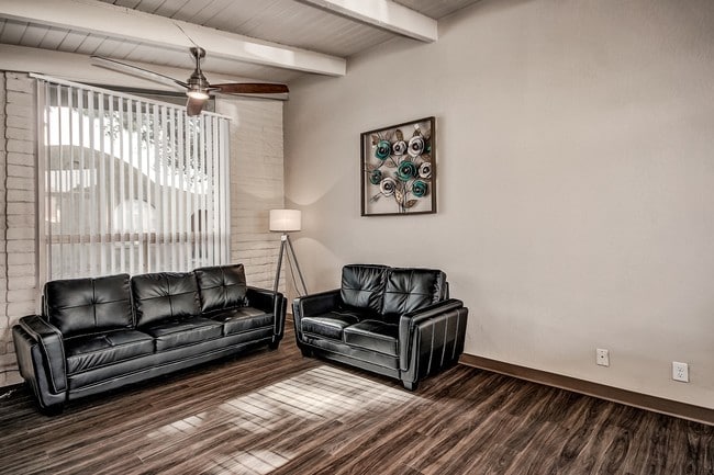 Building Photo - La Palmilla Apartments