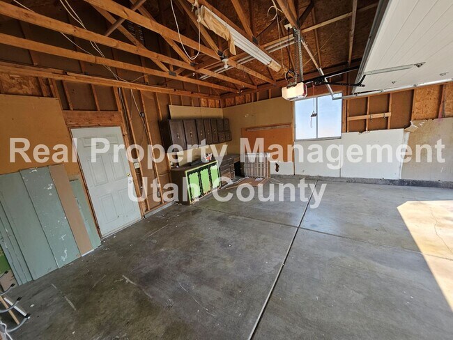 Building Photo - Large Orem Home