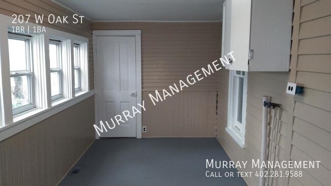 Building Photo - 207 W Oak St