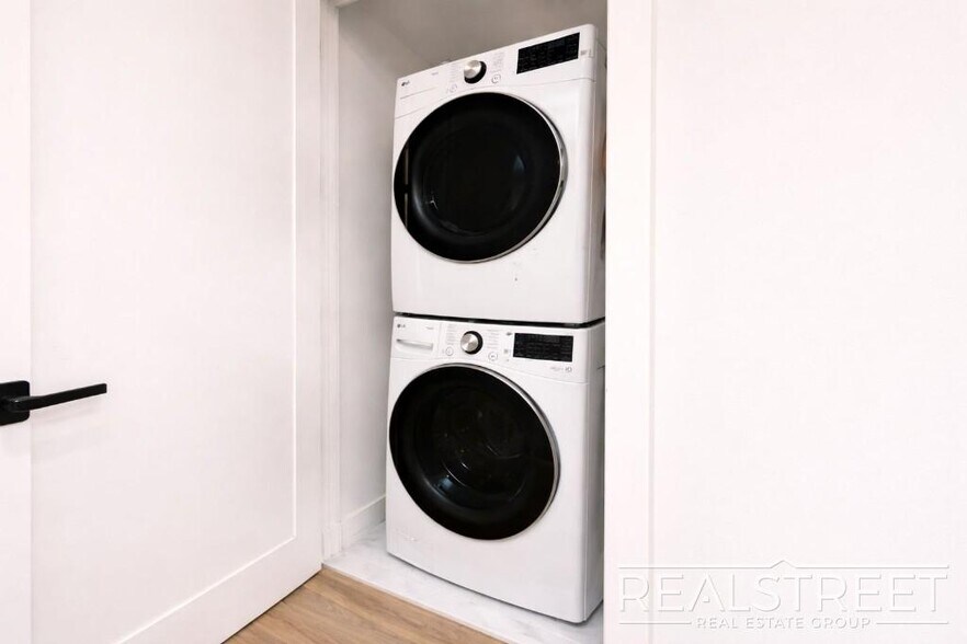 Building Photo - 3BR/2.5BA Duplex with In-Unit Washer/Dryer