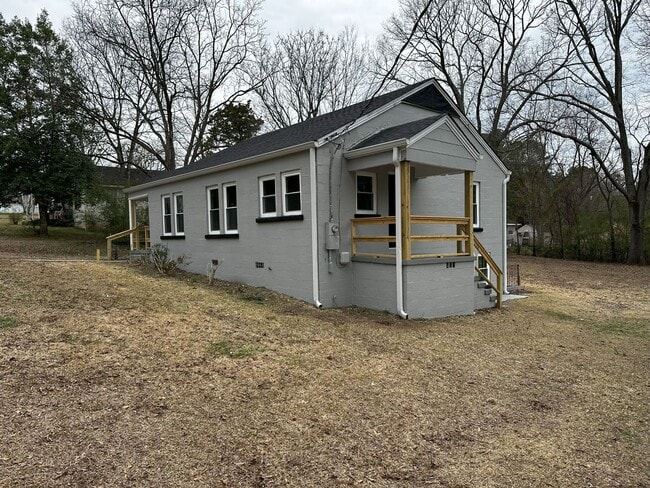 Building Photo - 2 Bedroom Home with Spacious Backyard and Modern Upgrades