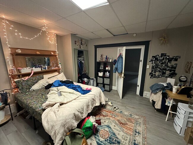 Building Photo - 4 Bedroom House Available Next to UC Campus