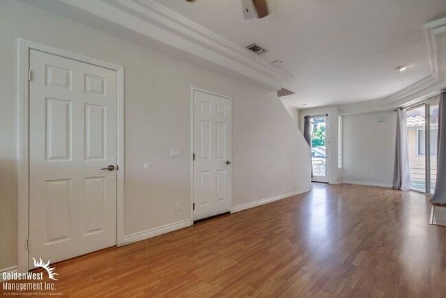 Building Photo - Modern 2Bdm 2.5Ba Town-home with Rooftop D...