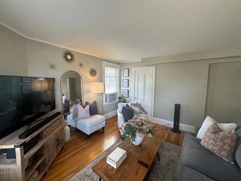 Building Photo - 25 Elm St