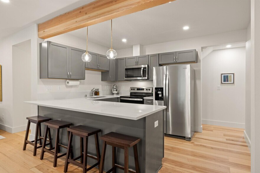 Building Photo - 711 W 24th St