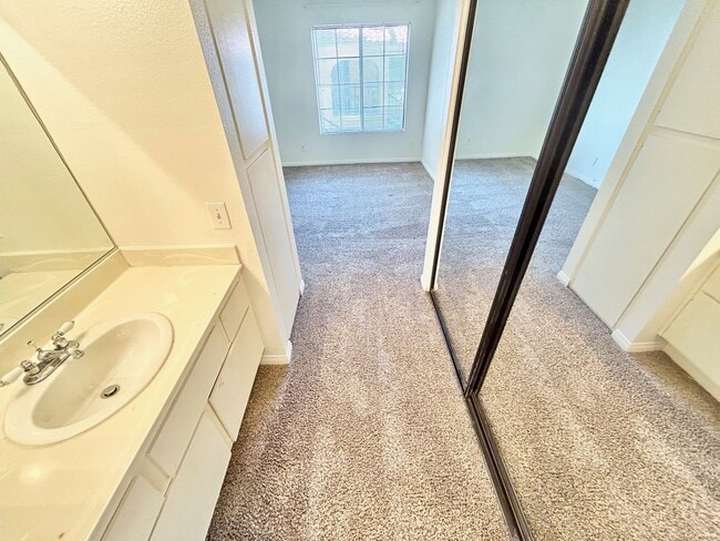 Building Photo - ADORABLE UPSTAIRS CONDO! 2 BEDROOM / 2 FUL...