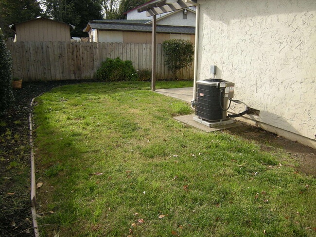Building Photo - Lovely duet with easy access to shopping a...