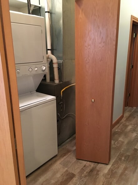 Building Photo - 121 S Main St