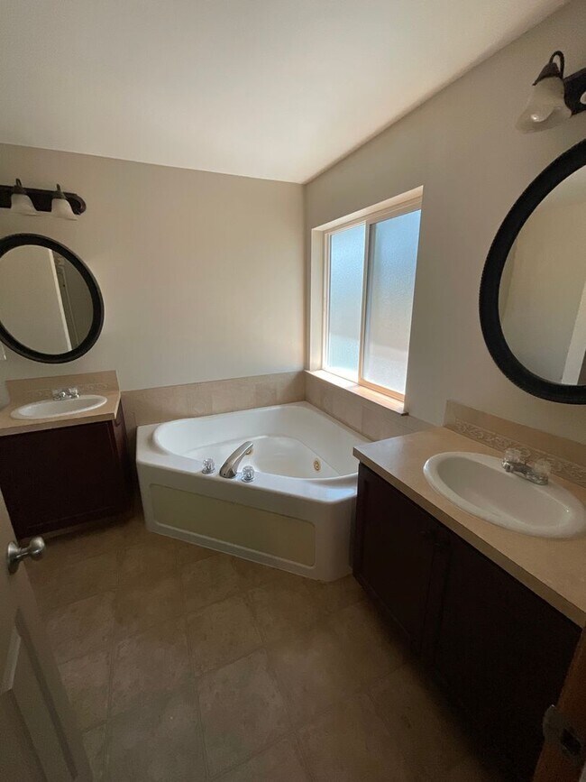 Building Photo - Beautiful 3 BR/2.5 BA Home with Bonus Room