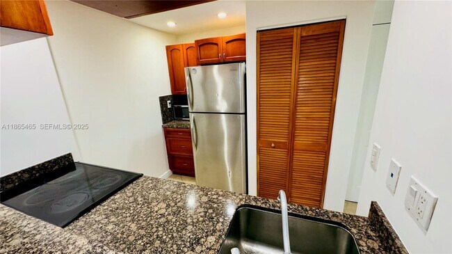 Building Photo - 540 Brickell Key Dr