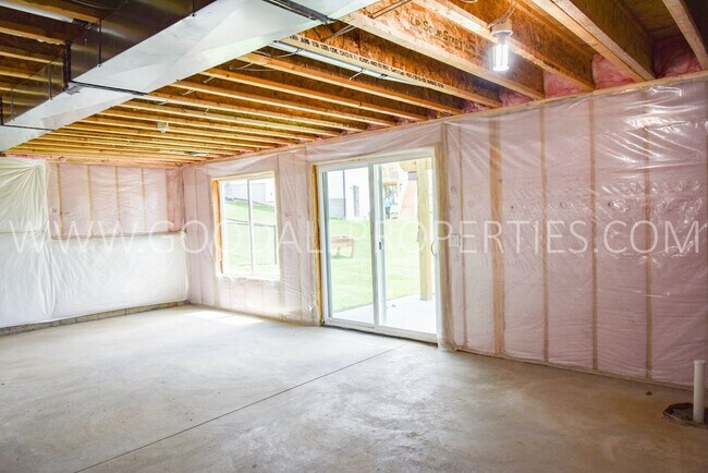 Building Photo - 3 Bedroom, 3 Bath Newer Build Home In Norwalk