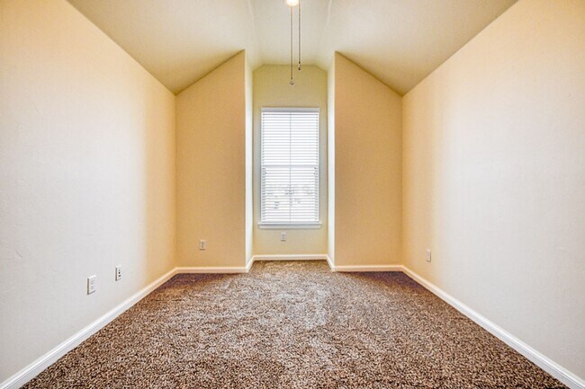 Building Photo - 3100 Pebble Pond Dr