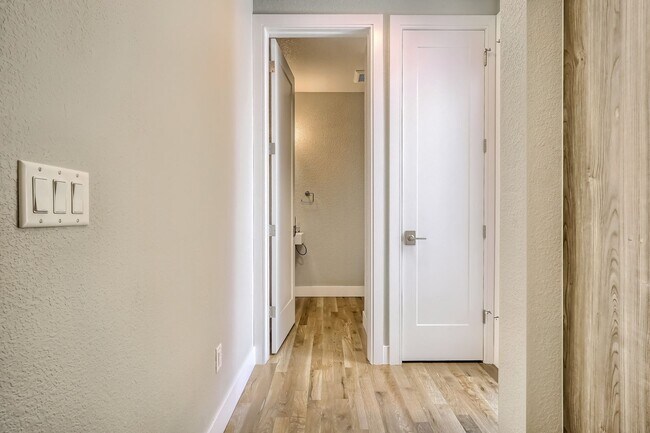 Building Photo - 3 bedroom / 3.5 bath Townhome + 2 Large Flex Spaces & Spacious Roof Top Deck!