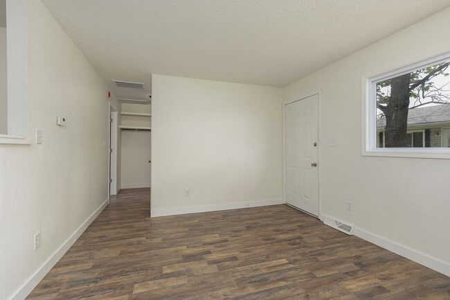 Building Photo - 1 Bedroom | 1 Bathroom | Apartment | Located In the Heart of Downtown and Near Campus's