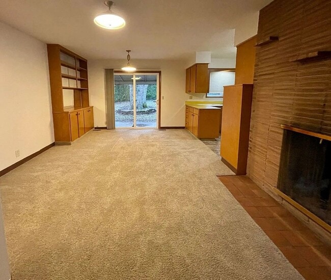 Building Photo - Charming 3 Bedroom 2 Bath Home with Large ...