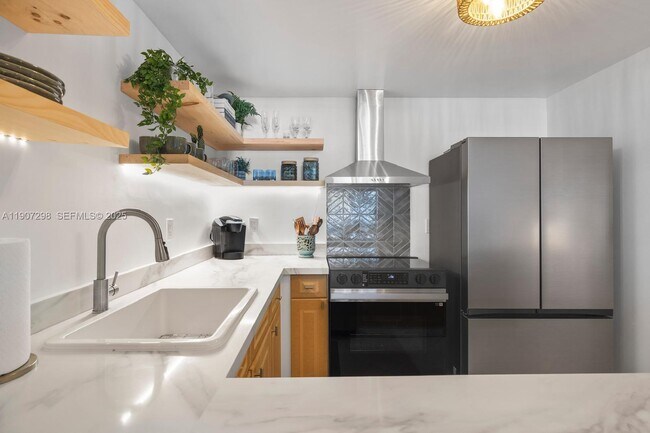 Building Photo - 2301 Collins Ave